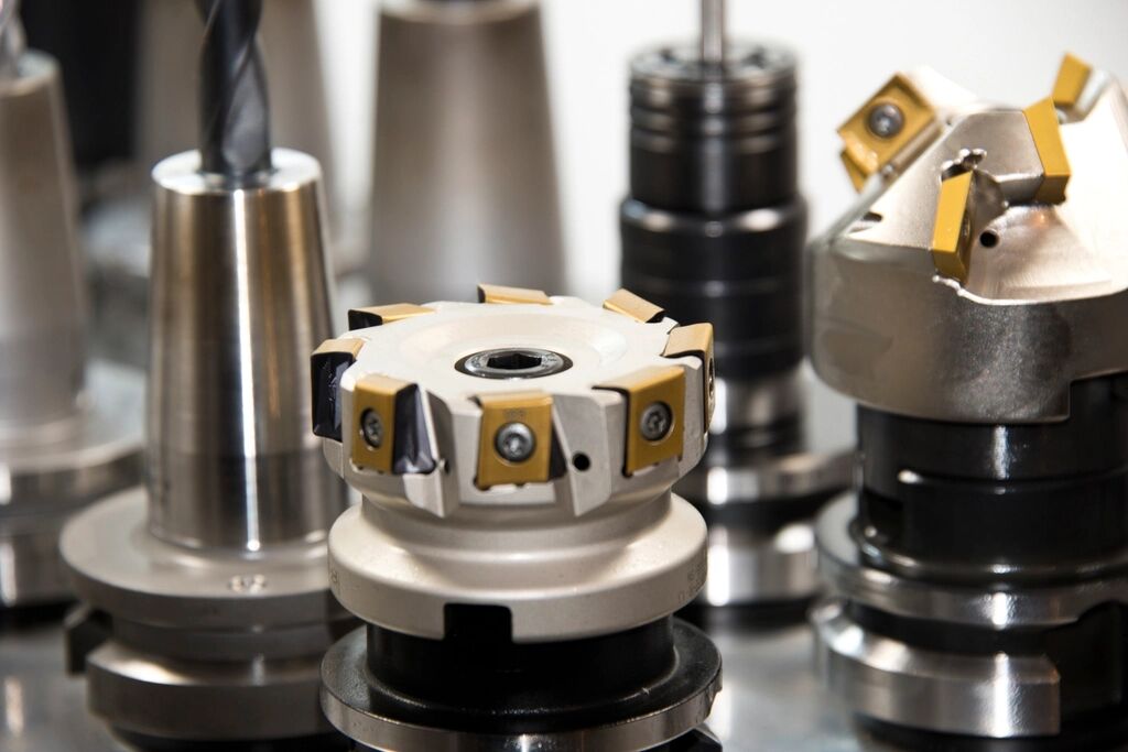 Face mill with carbide inserts