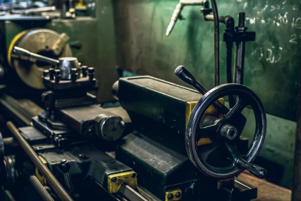 Lathe headstock and chuck